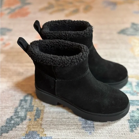 In EUC - Lined, Lug Sole Steve Madden Boots - Picture 3 of 9